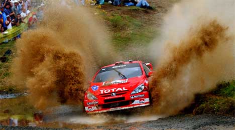 Harri Rovanperä jakter på Petter Solberg i Rally Akropolis 2004 (Foto:AP/Petros Giannakouris) Harri Rovanperä jakter på Petter Solberg i Rally Akropolis 2004 (Foto:AP/Petros Giannakouris)