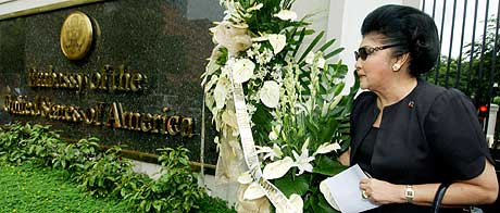 - Ronald Reagan var et enestående menneske og en god venn, sa Filippinenes tidligere førstedame Imelda Marcos da hun plasserte en bukett foran USAs ambassade i Manula søndag 6. juni 2004. (Foto: AFP/Jay Directo)