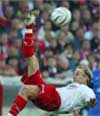 Roger Risholt viser litt akrobatikk i kampen mellom FFK og VIF. (Foto: Morten F. Holm / SCANPIX) Roger Risholt viser litt akrobatikk i kampen mellom FFK og VIF. (Foto: Morten F. Holm / SCANPIX)