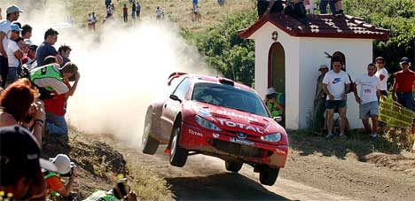 Svenske Daniel Carlsson har gjort et kjempeløp i Rally akropolis 2004 (Foto: AP/Dimitri Messinis) Svenske Daniel Carlsson har gjort et kjempeløp i Rally akropolis 2004 (Foto: AP/Dimitri Messinis)