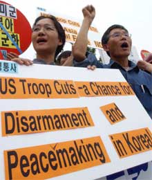 Demonstranter krever at amerikanske styrker trekkes ut foran dagens møte om tilbaketrekking mellom USA og Sør-Korea (Scanpix/AP)