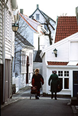 Skudeneshavn - sjarmerende  med sine hvite hus og sine smale, sm� og kronglete gater.