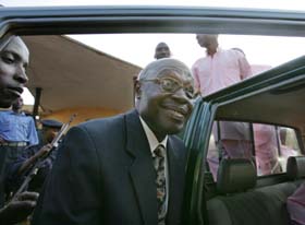 Eks-president Bizimungu forlater retten etter å ha fått dommen på 15 år. (Foto: M.Longari, AFP)