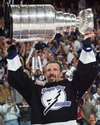 Tampa Bay-kaptein Dave Andreychuk kunne til slutt løfte trofeet. (Foto: Scanpix) Tampa Bay-kaptein Dave Andreychuk kunne til slutt løfte trofeet. (Foto: Scanpix)