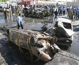 Bilvrak etter bomben i Mosul. Ti ble drept, 100 ble såret da bombene eksploderte i sentrum. (Foto: N.Noor-Eldeen, Reuters) 