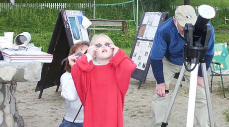 Helene og Anette (5) med brillene på - viktig med ordentlig utstyr for ikke å få varige skader på øynene og Morten Vagnby fra Gjøvik og Toten astonomiforening. (Foto: Jorun Vang)