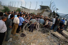 Palestinere står i kø i håp om å bli en av de få som slipper inn for å jobbe i Erez-fabrikkene. (Foto: B.Linsley, AP)