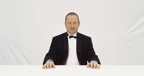 Lars von Trier har trukket seg fra produksjonen av "Niebelungenringen" under Richard Wagner-festspillene i 2006. Den danske regissøren antar at hans ideer var for ville og for kostbare. (Foto: Arthaus) Lars von Trier har trukket seg fra produksjonen av "Niebelungenringen" under Richard Wagner-festspillene i 2006. Den danske regissøren antar at hans ideer var for ville og for kostbare. (Foto: Arthaus)