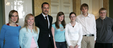 Fra venstre: Hanne Trøen, Stine Kindølshaug, kronprins Haakon, Kristin Dalvang, Jorunn Hoås, Magnus Ruderaas og Hans Herman Hansen. (Foto:Foto: Erik Johansen/SCANPIX)