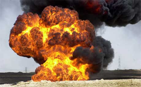Så sent som i går ble en oljeledning satt i brann i ørkenen 25 mil nord for Bagdad (Scanpix/AP) 