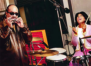 Hva er skumlest; Stevie Wonder bak rattet, eller Oprah Winfrey bak trommesettet? Vi er usikre. (Foto: www.oprah.com)