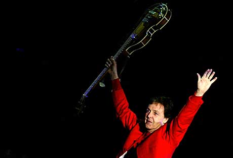Paul McCartney gleder seg til å si noe sånt som: - Hei Oslo. Hvordan står det til? Foto: Miguel Riopa, Scanpix.
