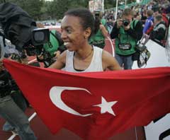 Elvan Abeylegesse viftet med det tyrkiske flagget etter verdensrekorden. (Foto: Cornelius Poppe / SCANPIX)