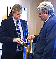 Tor J. Strand (t.v.) og styreleder Ole Fr. Hienn i retten. 