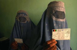 To afghanske kvinner med valgkortet etter at de har registrert seg. Foto: AP/Scanpix.