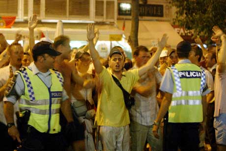 Portugisiske politimenn prvde  kontrollere engelske supportere p Rossio-plassen i Lisboan i natt. (Foto: AP/Scanpix)