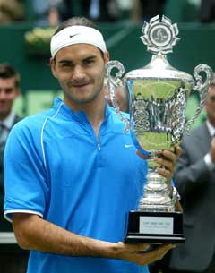 Roger Federer med pokalen han vant i Halle. (Foto: Reuters/Scanpix)