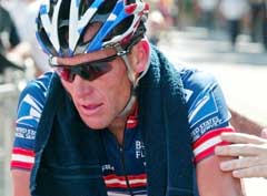 Lance Armstrong ble tatt inn til dopingtest etter lørdagens etappe i sykkelrittet Dauphine Libere. (Foto: AP/Scanpix)