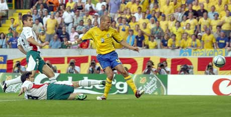Fredrik Ljungberg gjr 1-0 for Sverige. (Foto: AFP/Scanpix)