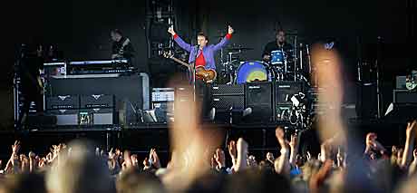 Paul McCartney fikk med seg 25.000 på allsang med "Hey Jude". Foto: Heiko Junge, Scanpix. Paul McCartney fikk med seg 25.000 på allsang med "Hey Jude". Foto: Heiko Junge, Scanpix.