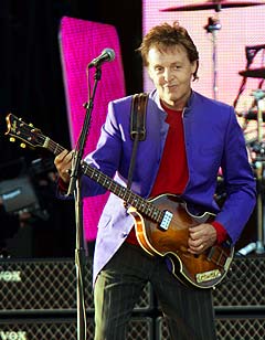 Paul McCartney flyter godt på sin sjarme og rutine, og måten han har pugget norske gloser og setninger både imponerer, morer og varmer. Foto: Heiko Junge, Scanpix. Paul McCartney flyter godt på sin sjarme og rutine, og måten han har pugget norske gloser og setninger både imponerer, morer og varmer. Foto: Heiko Junge, Scanpix.
