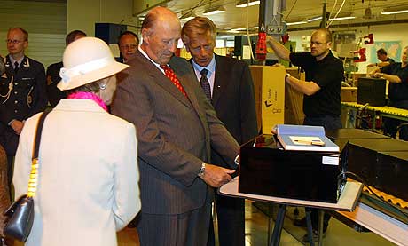 Her blir Kongen og Dronningen vist en safen sin hos Elsafe av adm.dir. Alvin Berg t.h i Leksvik tirsdag. Kongen fikk ikke fingeravtrykket sitt til å åpne den. Foto: Gorm Kallestad / SCANPIX