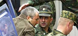 Den fengslede hovedaksjonæren i Yukos, Mikhail Khodorkovskij på vei til et rettslokale. Foto: AFP/Scanpix Den fengslede hovedaksjonæren i Yukos, Mikhail Khodorkovskij på vei til et rettslokale. Foto: AFP/Scanpix