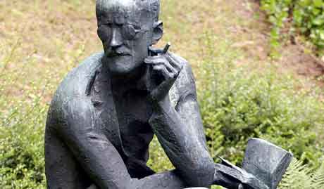 Statue av Jamses Joyce ved gravplassen Fluntern i Zurich, Sveits. Foto: Scanpix
