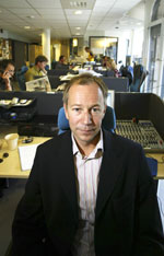 Den nyansatte Kanal24-sjefen Jan Erik Pedersen mener ikke kanalen bryter konsesjonsvilkårene ved å ha kortere nyhetssendinger om sommeren. - Vi jobber fortsatt knallhardt med nyheter, sier han. ( Foto: SCANPIX ) Den nyansatte Kanal24-sjefen Jan Erik Pedersen mener ikke kanalen bryter konsesjonsvilkårene ved å ha kortere nyhetssendinger om sommeren. - Vi jobber fortsatt knallhardt med nyheter, sier han. ( Foto: SCANPIX )
