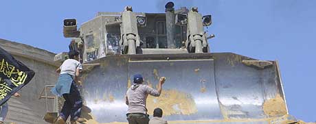 - KRENKER MENNESKERETTIGHETENE: Bulldosere som Caterpillar selger til Israel krenker menneskerettigheter, mener en FN-ekspert. (Illustrasjonsfoto: AFP/Mohammed Abed)