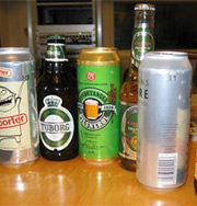 Ølbokser fra Tyskland blir pålagt panteavgift i Sverige fra nyttår. Ill. foto.