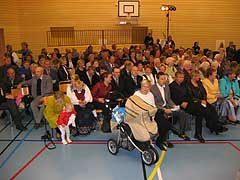 Nesten alle de 636 innbyggerne på Leka møtte opp for å møte kongeparet i Herlaugshallen. Foto: NRK Trøndelag.