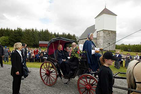 Kong Harald og dronning Sonja ankommer kirka på Nærøy med hesteskyss torsdag. Kusk Barbro Skretting t.h Foto: Gorm Kallestad / SCANPIX 