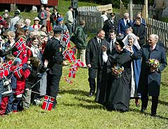 Kong Harald og dronning Sonja ankommer kirka på Nærøya torsdag. Foto: Gorm Kallestad / SCANPIX