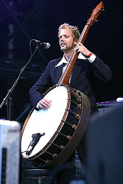 Thomas Tofte på det fascinerende instrumentet banjobass. Foto: Arne Kristian Gansmo, nrk.no/musikk. 