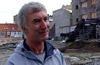 Ian Reed overvåker starten på utgravingene på branntomta i Trondheim (Foto: NRK) Ian Reed overvåker starten på utgravingene på branntomta i Trondheim (Foto: NRK)