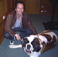 Øystein Røger i studio sammen med hunden Micro under innspillingen av "En nødvendig død" - hvor de begge hadde hovedroller.