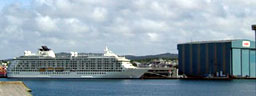 Cruise-skip i Haugesund. The World var innom i juni 2004. (Foto: Gisle Jørgensen)