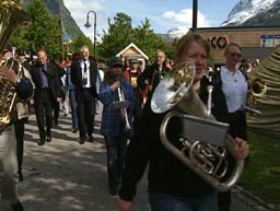 Sunndal Kulturfestival har eit omfattande program. Her frå paraden opningsdagen. Foto: Kjell Jøran Hansen. 