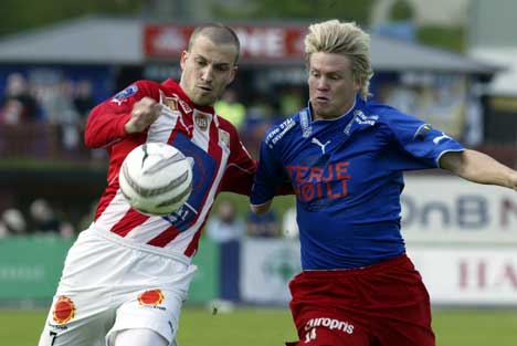 FFK forsøkte en innspurt i 2. omgang, men Håkan Søderstjerna (t.h.) måtte se seg slått av "Gutan" her ved Mika Koppinen . Foto: Lise Åserud / SCANPIX FFK forsøkte en innspurt i 2. omgang, men Håkan Søderstjerna (t.h.) måtte se seg slått av "Gutan" her ved Mika Koppinen . Foto: Lise Åserud / SCANPIX