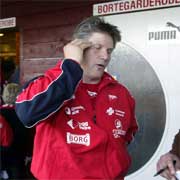 FFK-Trener Knut Torbjørn Eggen var både skuffet og bekymret etter Tromsø-kampen. Både Trondsens skade og et lekk forsvar skaper trøbbel for Eggen. (Foto: Lise Åserud / SCANPIX ) FFK-Trener Knut Torbjørn Eggen var både skuffet og bekymret etter Tromsø-kampen. Både Trondsens skade og et lekk forsvar skaper trøbbel for Eggen. (Foto: Lise Åserud / SCANPIX )