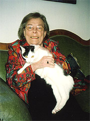 Helen Golombek bor i dag i felleskap med katten "Willy". Foto: Haakon Dirk Blaauw, NRK Helen Golombek bor i dag i felleskap med katten "Willy". Foto: Haakon Dirk Blaauw, NRK