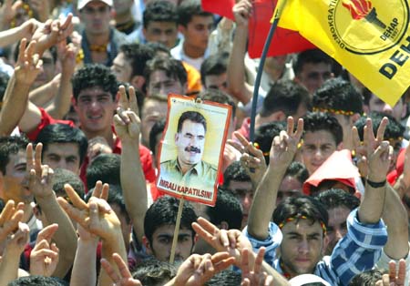 Kurdere demonstrerte forrige søndag til støtte for den fengslede PKK-lederen Öcalan. (Foto: O.Orsal, AP)