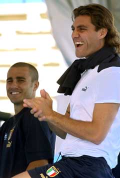 Christian Vieri sammen med tidligere lagkamerat Fabio Cannavaro (Foto: AP/Scanpix) 