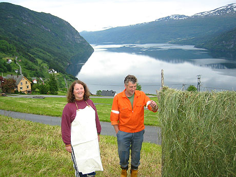 Liv Ingrid Iversen Rand og Mathias Hopland ved hersjene. Foto: Ragnhild Sleire Øyen, NRK Liv Ingrid Iversen Rand og Mathias Hopland ved hersjene. Foto: Ragnhild Sleire Øyen, NRK