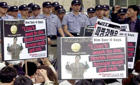 Srkoreanere demonstrerer i Seoul tirsdag for  redde live til Kim Sun-il. De vil ikke at regjeringen sender soldater til Irak. (Foto: Scanpix / AFP / Jung Yeon-je)
