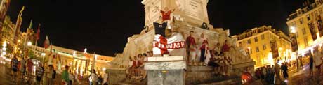 Engelske supportere feiret seieren over Kroatia p Rossio-plassen i Lisboa. (Foto: AFP/Scanpix)