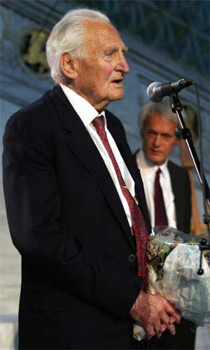 Forskerne Sir Richard Peto (t.h.) og Sir Richard Doll ble tildelt Kong Olav Vs kreftforskningspris i 2002. (Foto: Terje Bendiksby / SCANPIX )