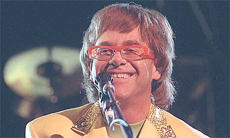 <b>Kongebling:</b> Elton John har hatt en glitrende karriere, bokstavelig talt. Foto: Morten Holm, NTB.