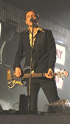 Vokalist og gitarist Jarle Bernhoft dro fram bassen da Span 